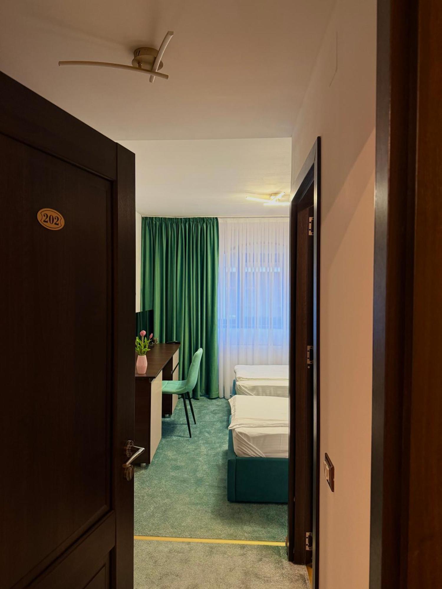 Hotel Palace ทาร์กู จิอู ภายนอก รูปภาพ